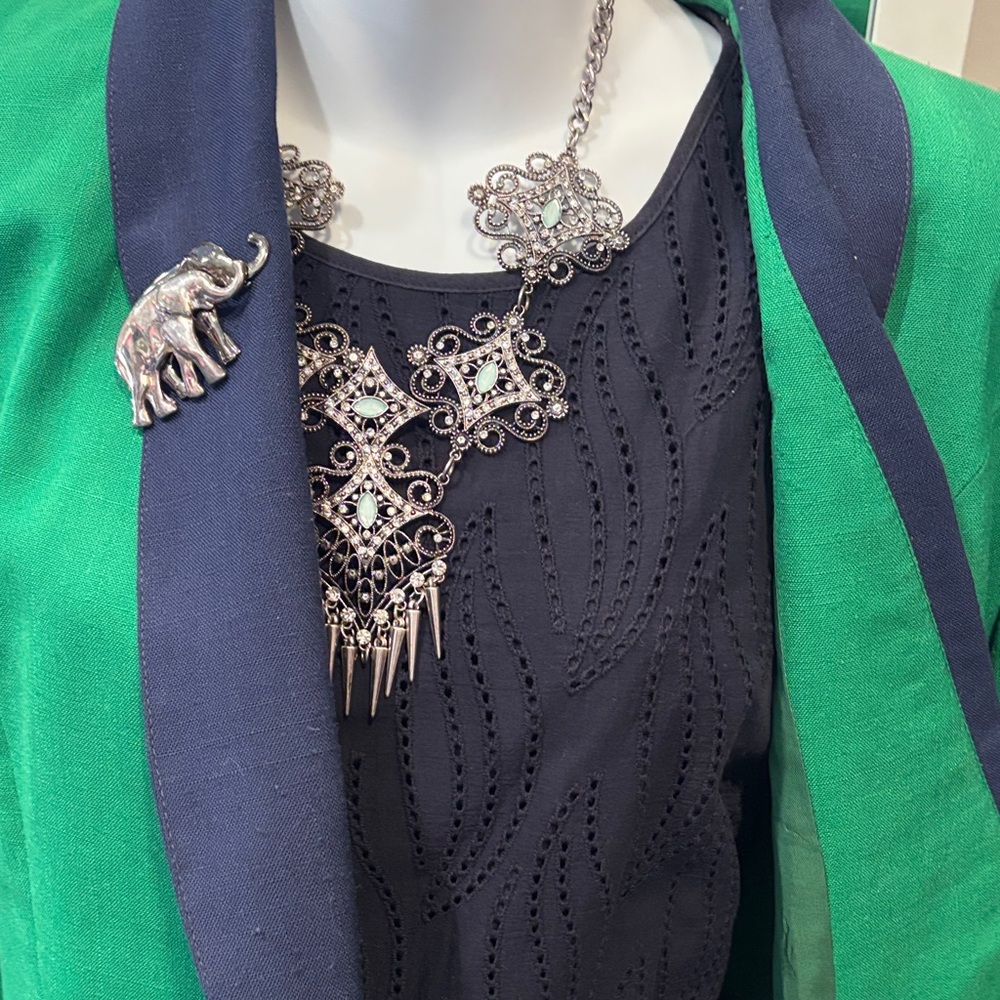 Stylish Green Blazer with Navy Accents - Picture 7 of 7